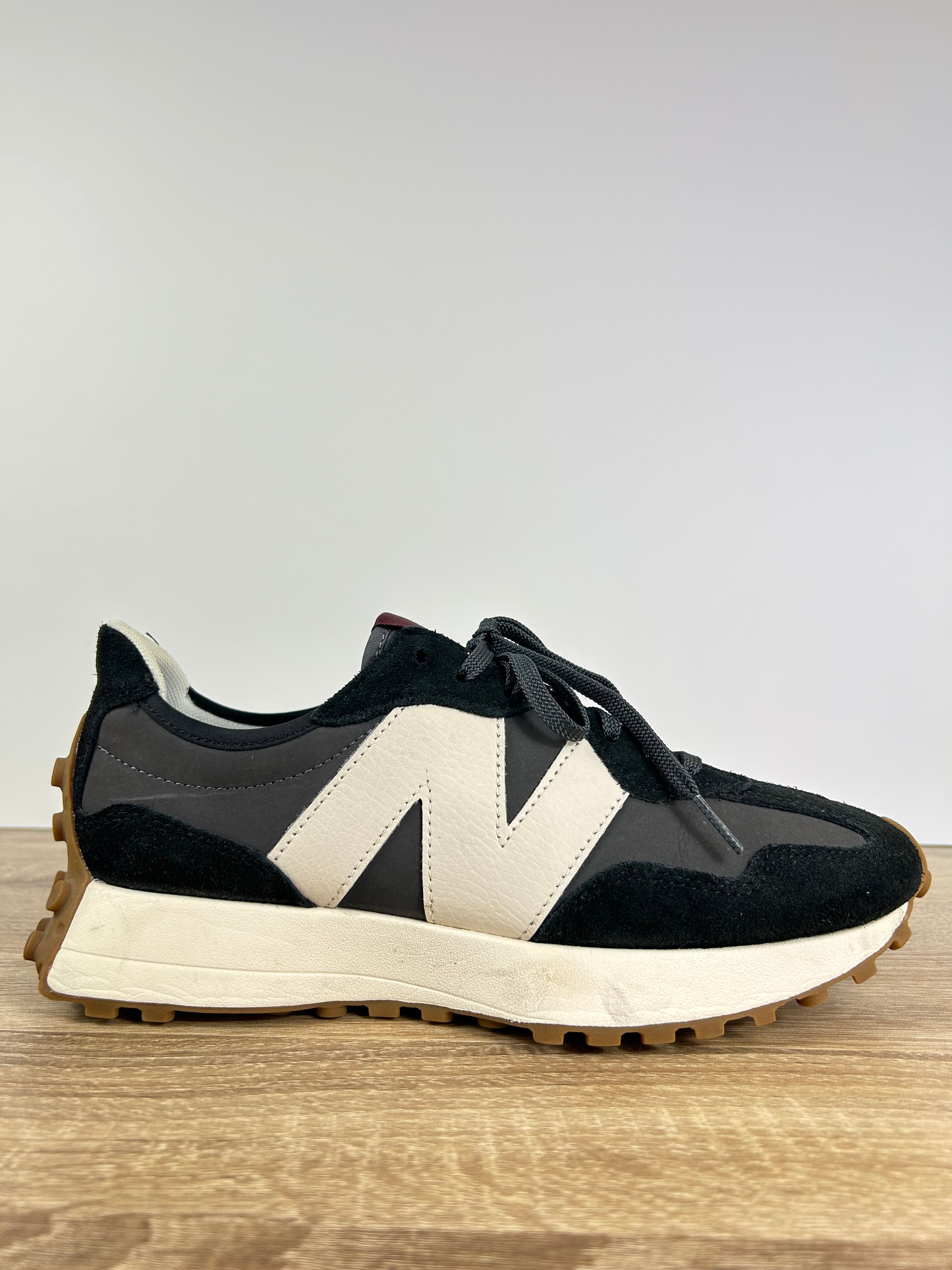 New Balance 327 Trainers - Size 8