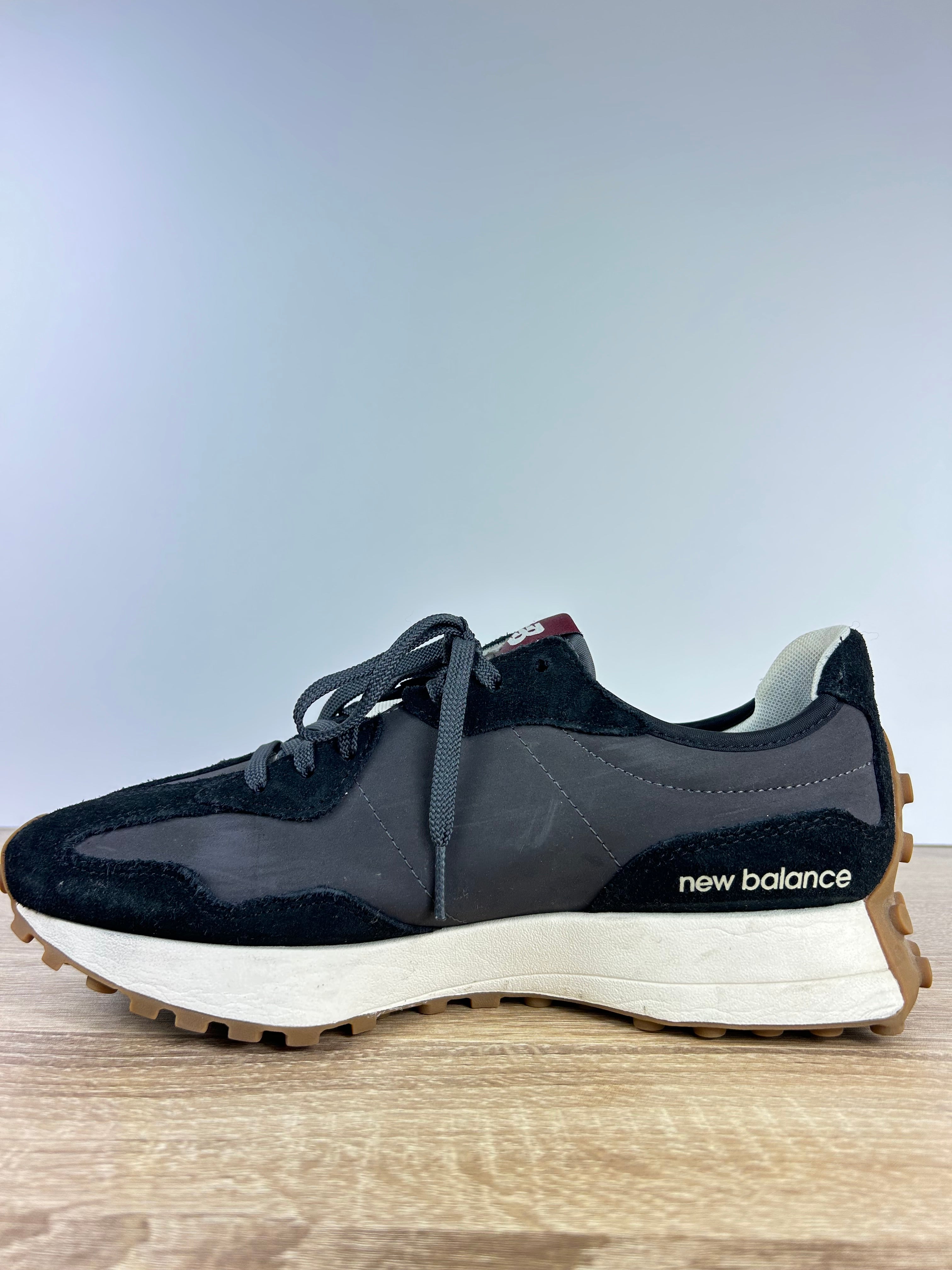 New Balance 327 Trainers - Size 8