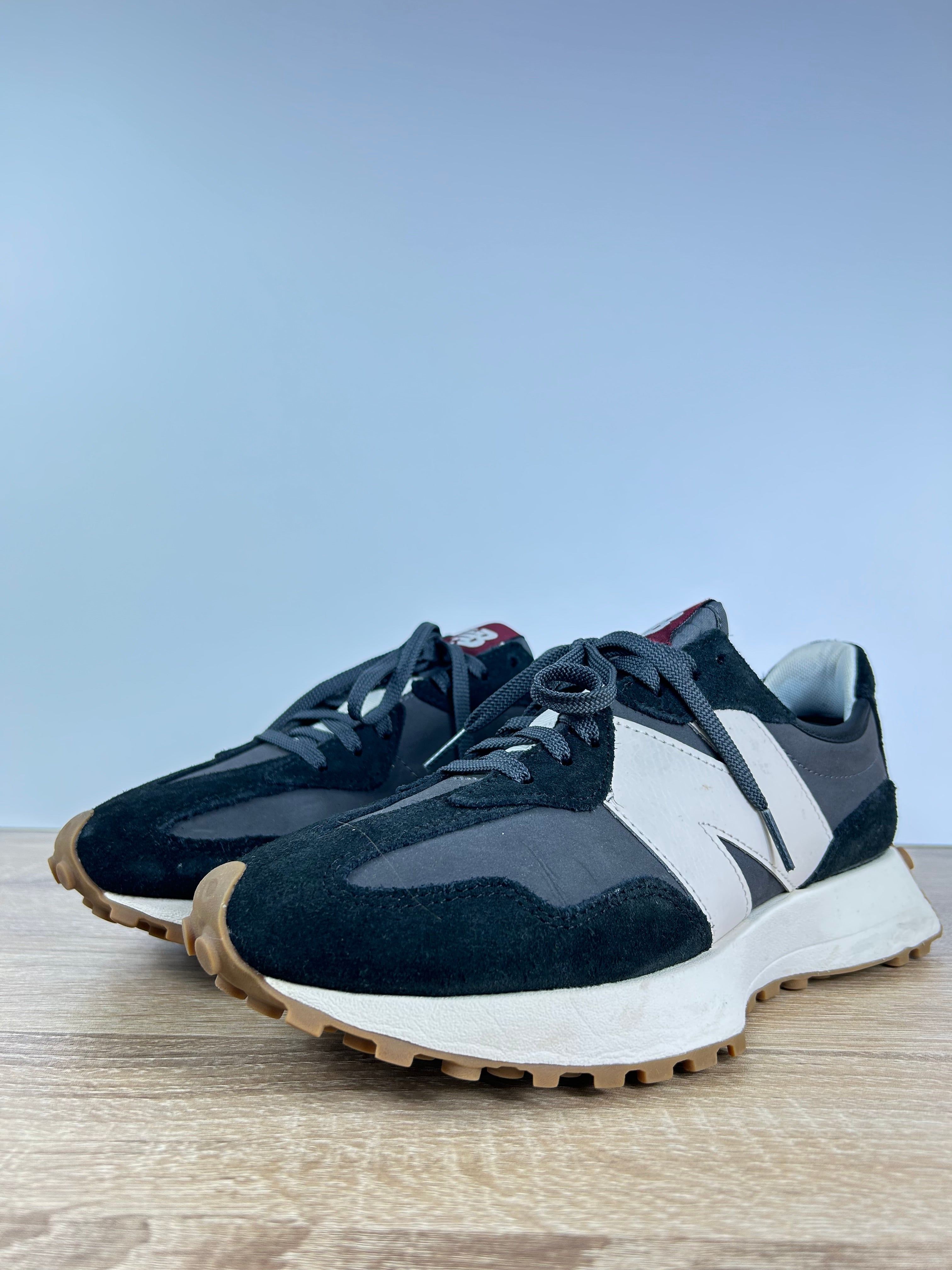 New Balance 327 Trainers - Size 8