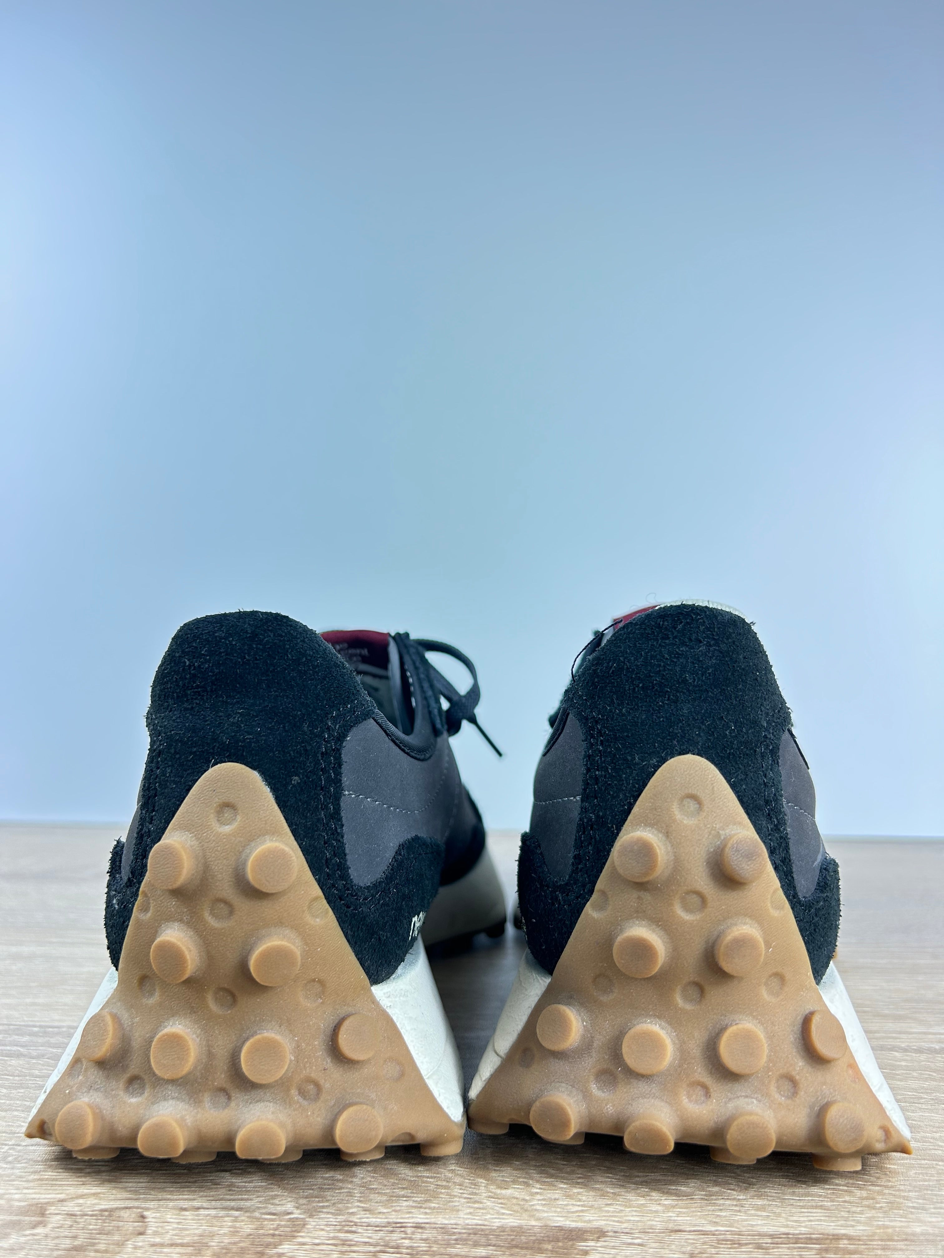 New Balance 327 Trainers - Size 8