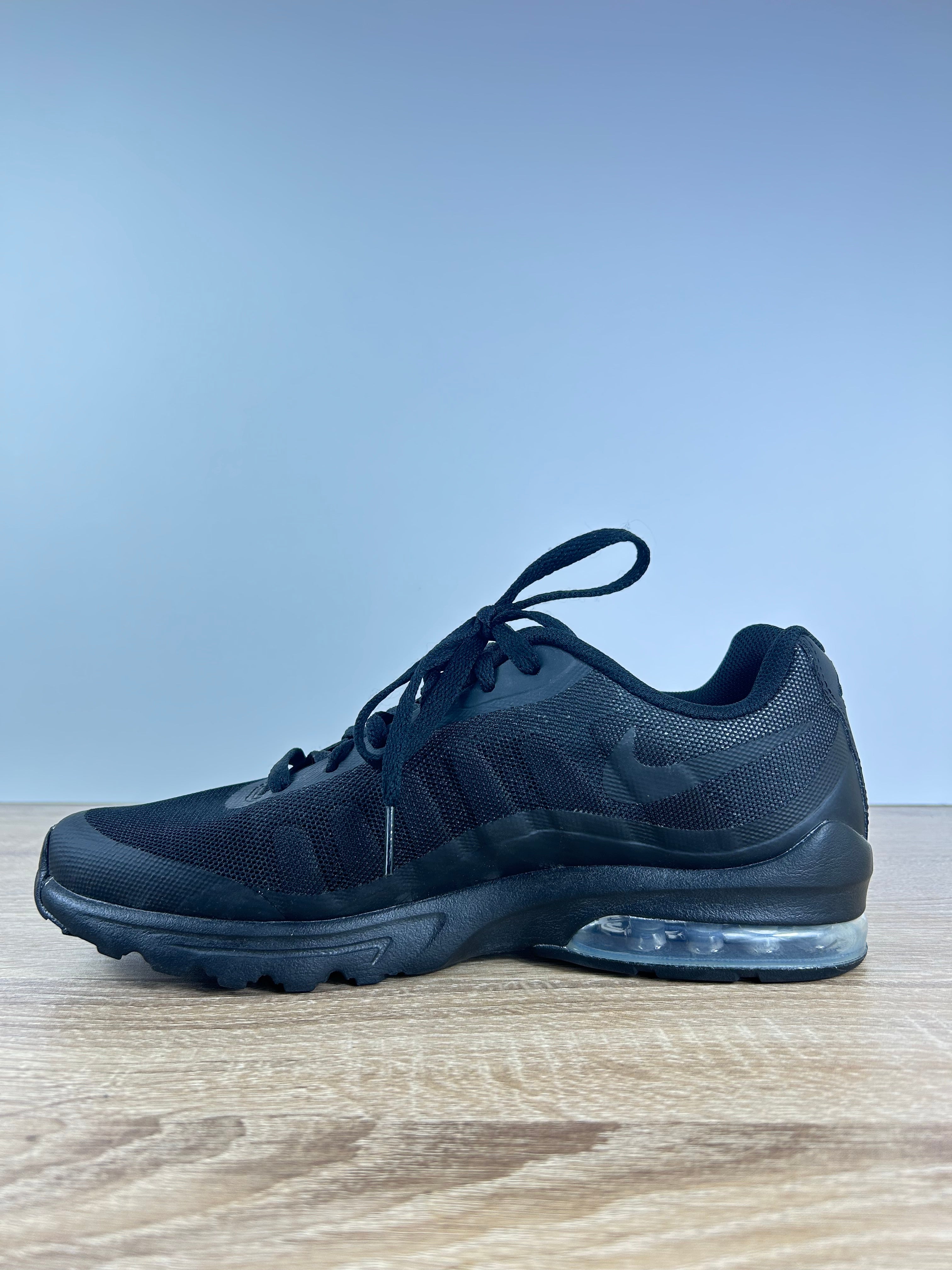 Nike Invigator Trainers - Size 8