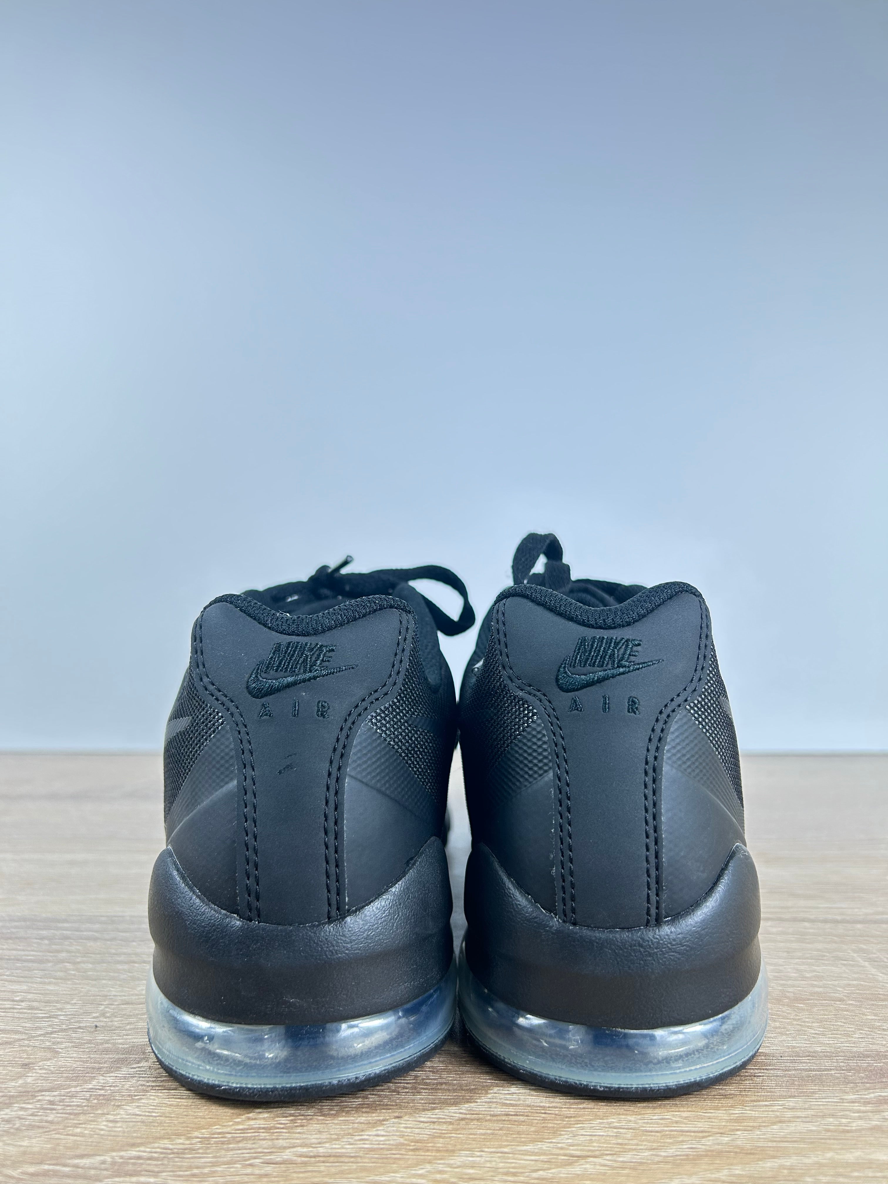 Nike Invigator Trainers - Size 8